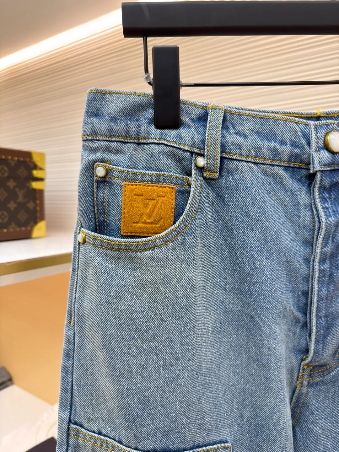 LOUIS VUITTON distressed washed blue denim trousers ●Original version: purchased and developed at 11999 ●Item number: 1682235-B15 ●Fabric: pure cotton denim ●Technology: laser cutting ●Color: blue ●Type: fitted version ●Weight: about 920 grams ●Size: 28-30-32-34-36 ●Description: Made of high-quality pure cotton denim, the fabric material ensures classic denim texture, durability and breathability. Classic washed colors are achieved through professional industrial washing processes. The function of washing is to soften the fabric and eliminate the stiffness of new cloth; by controlling the degree of fading, it can form a layered retro blue tone; and at the same time, it can prevent the garment from shrinking significantly in the future. The calm topstitching contrasts with the fabric but is not too knotty in stitching color to highlight the stitching structure and enhance the workwear style. The back pocket is top-stitched with the word LV: the logo on the chest pocket is embroidered by stitches, and the embroidery stitches are closely connected and evenly arranged in straight lines. Its function is to outline the outline of the logo in a delicate and extremely strong way. The edges are neat, wear-resistant and durable, and are in line with the functional attributes of workwear. Nubuck leather logo patch: High-quality nubuck leather is laser-cut and embossed with the brand logo and sewn on the back of the pants. What it does is introduce a luxuriously soft touch that creates a premium contrast with stiff denim. The ticket bag is equipped with a logo patch, which fixes the brand leather logo on this small pocket and becomes a refined identity embellishment. Pearlescent effect buttons and rivets: Replace the metal hardware of traditional workwear with fasteners with a warm pearlescent effect. Its function is to enhance the sophistication and uniqueness of the piece in the details, while retaining the functional rivet reinforcement. The overall wiring is straight and delicate, the fabric is comfortable and soft, and the color is consistent without color difference. It can be matched with the same style to create a fashionable look and control various occasions. Customized accessories, complete with three standards, same style for men and women!